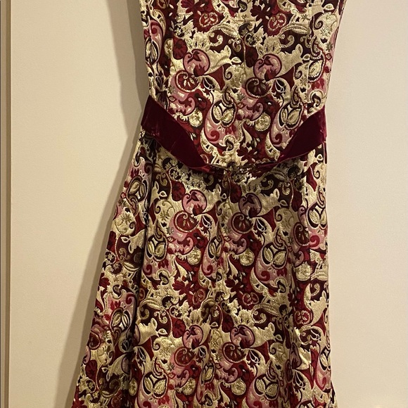 Elegant dress - Picture 2 of 8